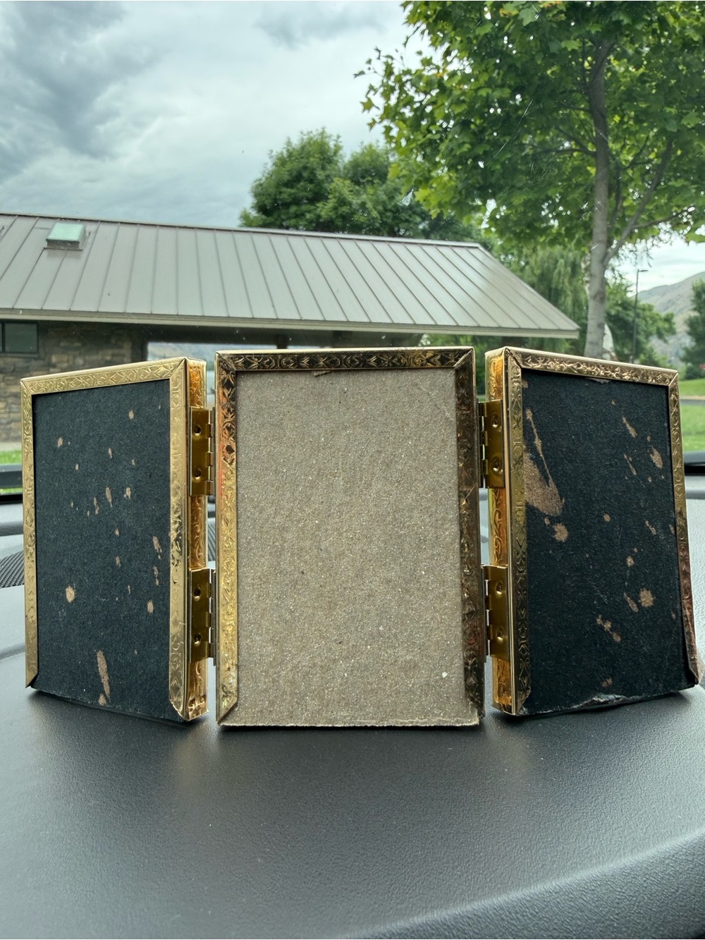 Vintage Gold Triple Frame Foldable Photo Display - Unbranded OSP - Picture 2 of 2